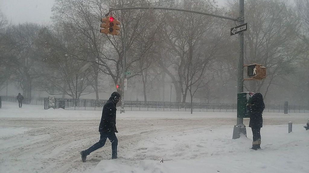 El frío es tan extremo, que ha dejado cuatro muertos y tuberías congeladas. La nevada en Manhattan.