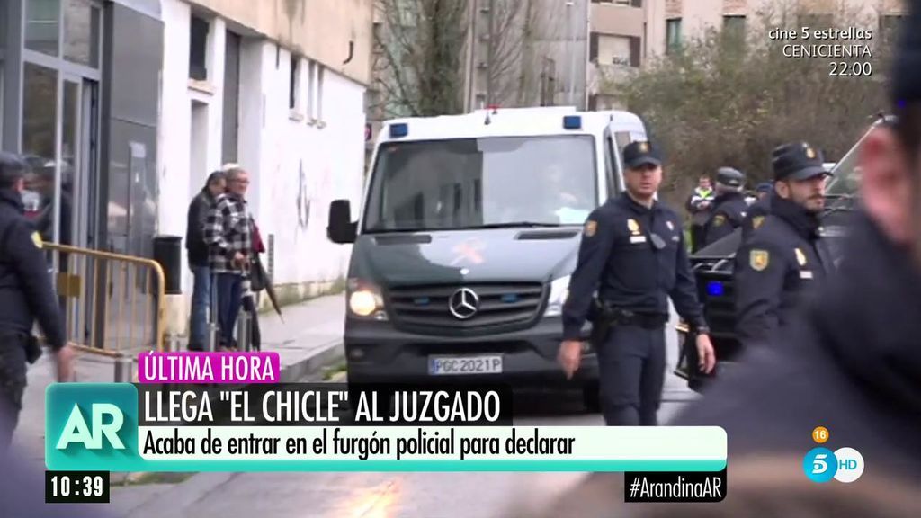 'El Chicle' llega al juzgado de Ribeira entre gritos de "asesino"