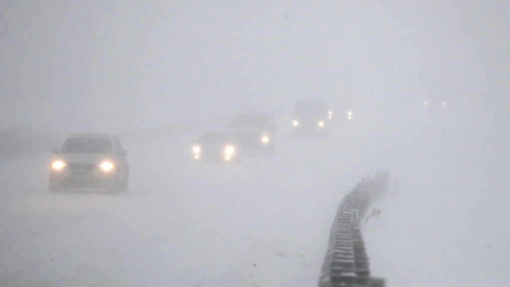 La conducción por las carreteras de la coste este se complica de este modo. El tráfico en Eatontown.