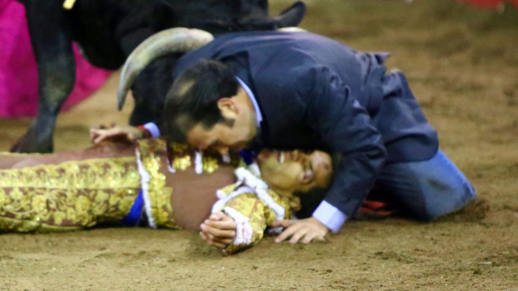 El hermano de un torero salta al ruedo para protegerle de las cornadas tras quedar inconsciente