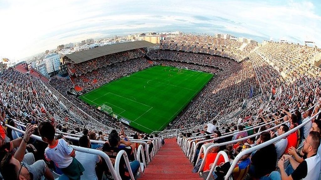 Se cae un portón del estadio de Mestalla dejando una persona herida Se cae un portón del estadio de Mestalla dejando una persona herida