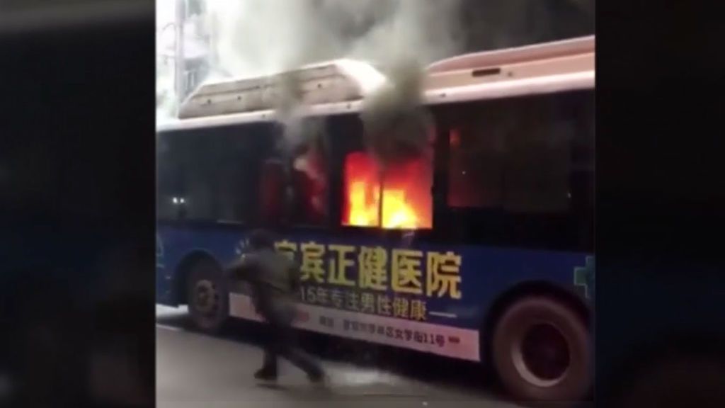 Un autobús se incendia con un pasajero de avanzada edad a bordo