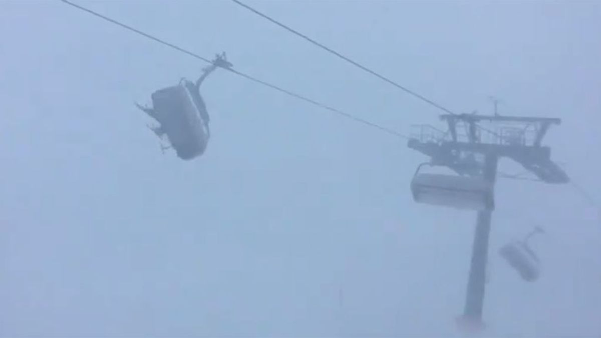 En vídeo: las sorprendentes imágenes de un telesillas azotado por el viento (y con esquiadores incluidos)