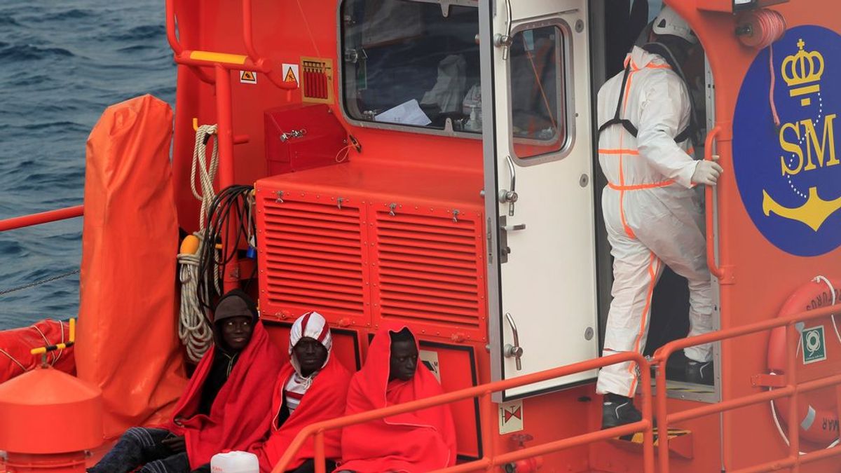 Trasladan a Tarifa a 17 personas, entre ellas un bebé, rescatadas de una patera en aguas del Estrecho