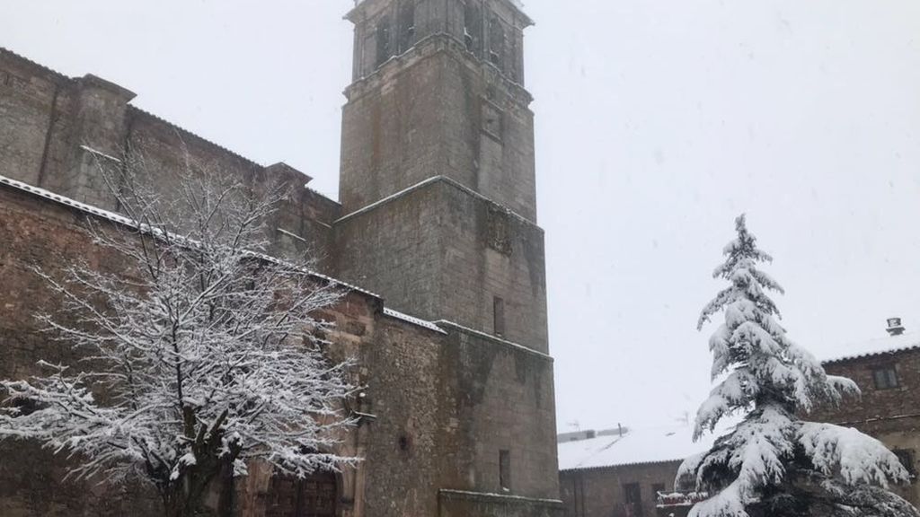 Medinaceli, en Soria, ha amanecido cubierta de nieve