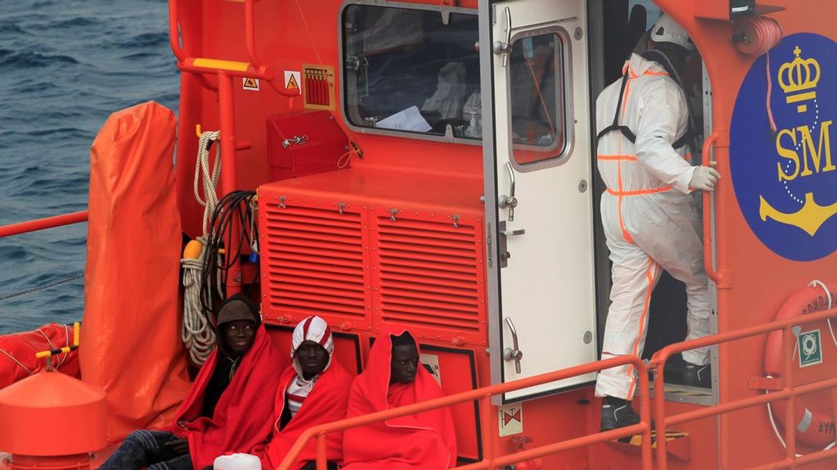 Trasladan a Tarifa a 17 personas, entre ellas un bebé, rescatadas de una patera en aguas del Estrecho