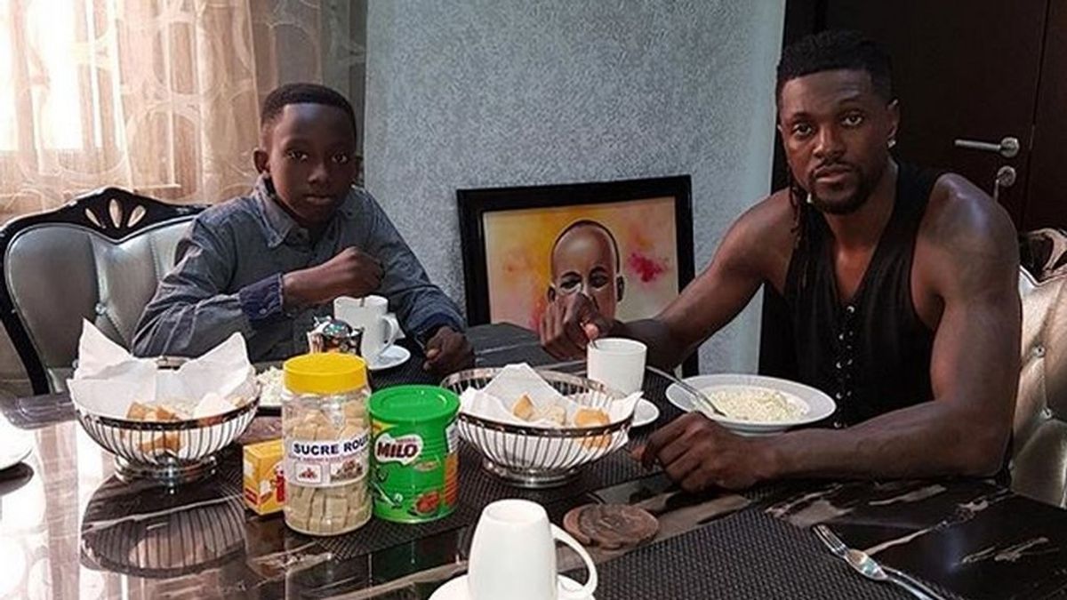Adebayor adopta al hijo de su hermano fallecido y cambia su nombre