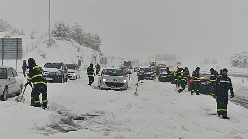 "Atrapados, sin agua ni comida": decenas de vehículos aislados en la AP-6 por la nieve