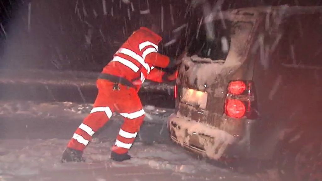 La nieve deja atrapados durante horas a cientos de vehículos en la A-6 y la AP-61