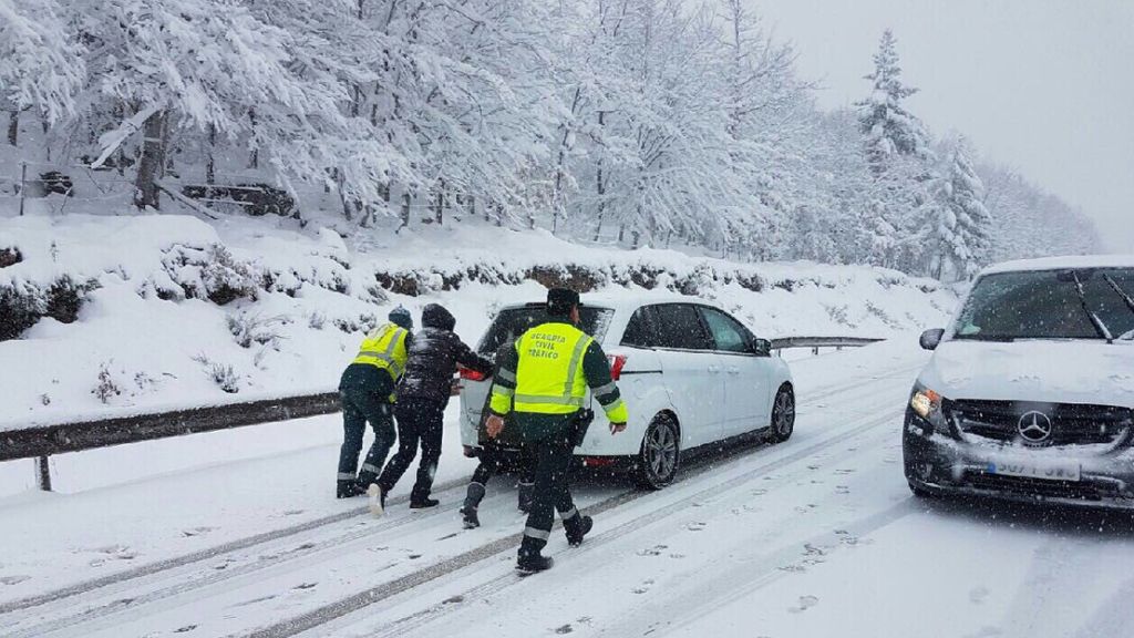 Atrapados en las carreteras españolas por la nieve