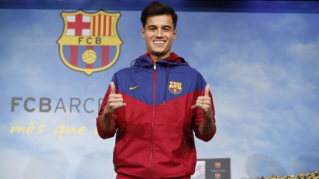 Coutinho posa con el escudo del Barcelona en su ‘presentación’ tras el fichaje Coutinho posa con el escudo del Barcelona en su ‘presentación’ tras el fichaje