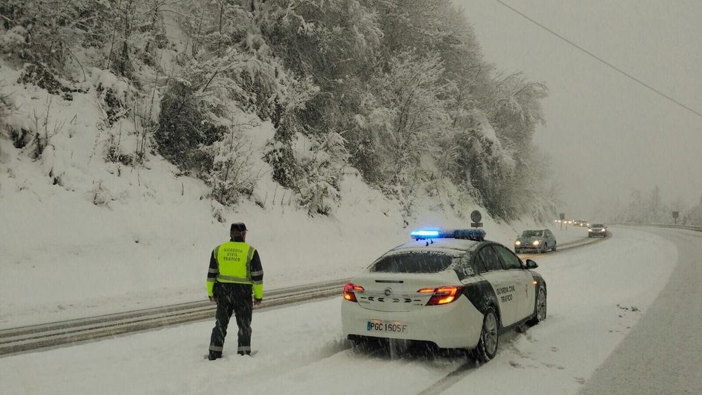 Atrapados en las carreteras españolas por la nieve