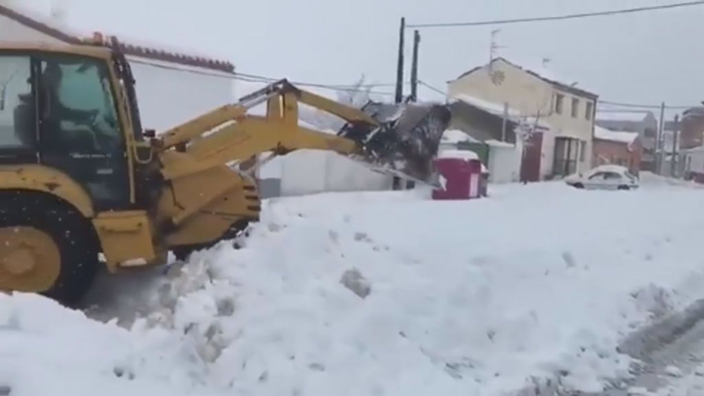 Dificultad para circular en los pueblos de Castilla y León por culpa de la nieve