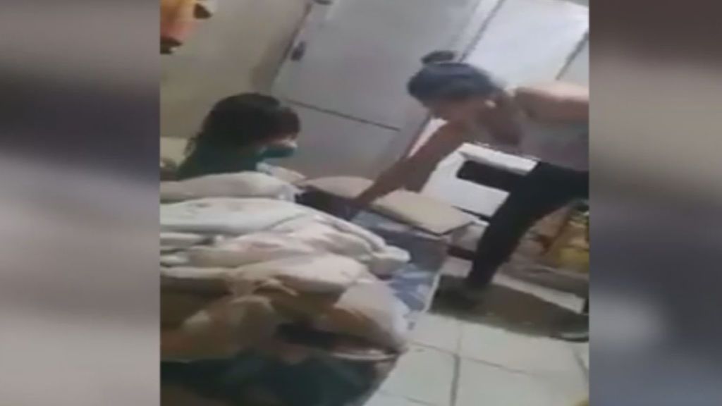 La graban mientras pega a su hija y le retiran la custodia de sus tres hijos