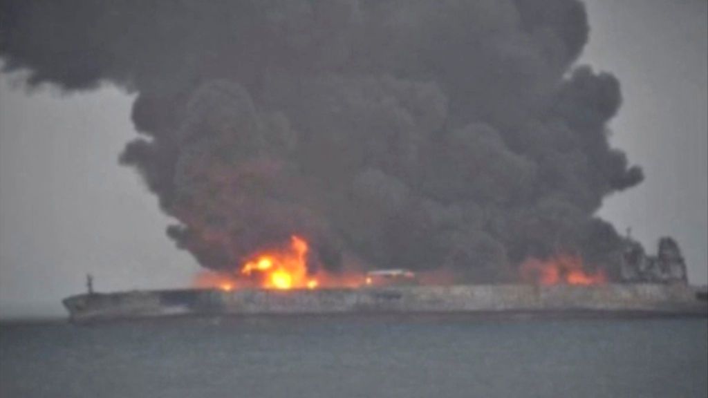 Alarma en el mar de China tras el choque de un petrolero iraní contra un carguero
