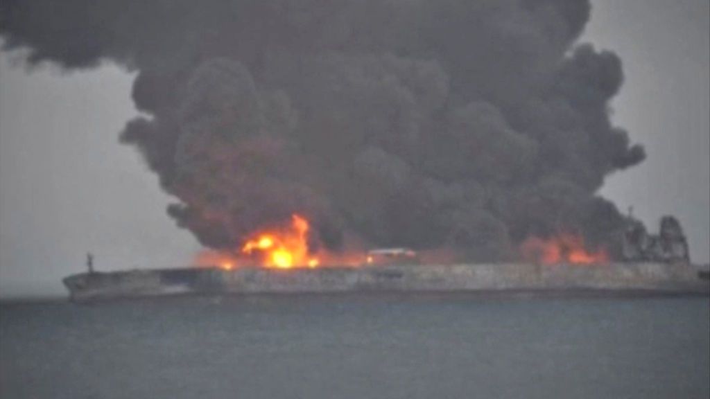 Alarma en el mar de China tras el choque de un petrolero iraní contra un carguero