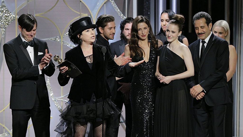 El elenco de 'The marvelous Mrs. Maisel' recibió el premio a mejor comedia o musical en los Globos de oro.