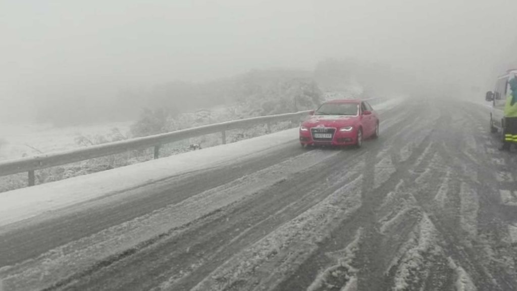 Una treintena de coches atrapados por la nieve en la provincia de Málaga