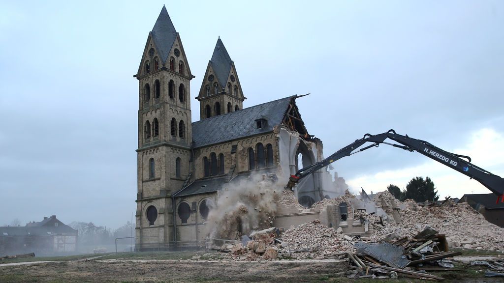 La iglesia de St. Lambertus en el pueblo de Immerath es demolida para la expansión de la cercana mina de carbón del proveedor de energía alemán RWE, en Alemania
