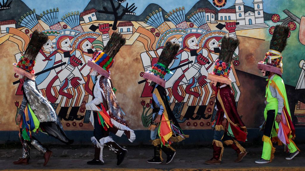 Los bailarines se preparan para participar en la celebración de la fiesta en honor a San Sebastián en Diriamba, Nicaragua