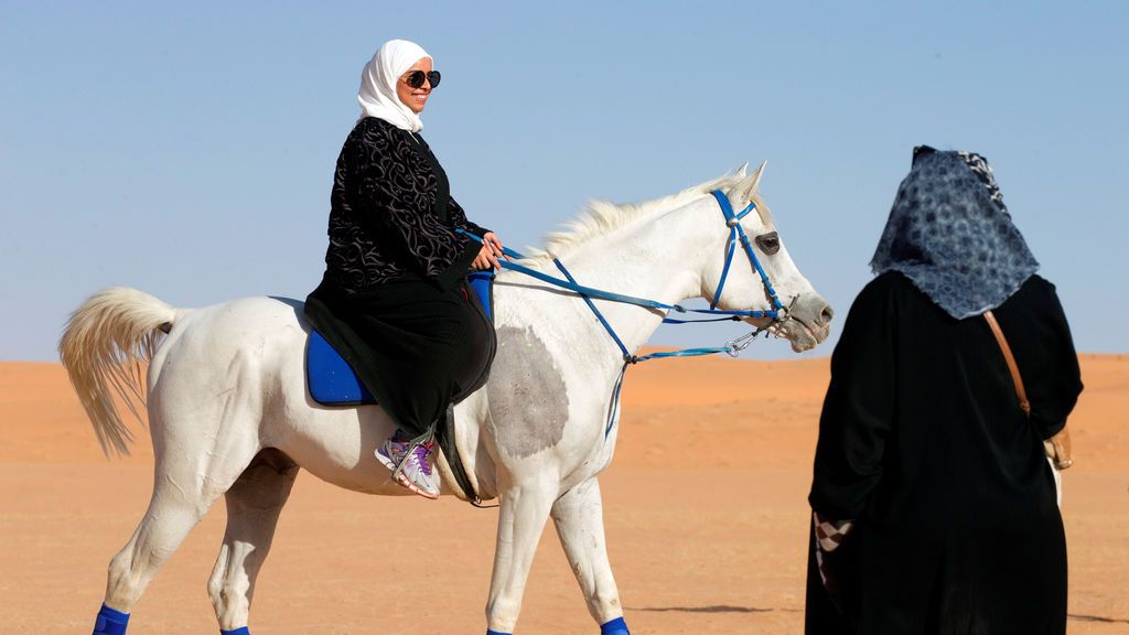 Una mujer monta un caballo en el campamento de la reserva Al Reem, al oeste de Riyadh, Arabia Saudita