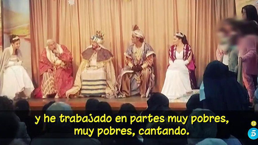 Chiquetete se quita la corona de rey mago y dice: "Yo soy cantante, un señor que canta La Cobardía"