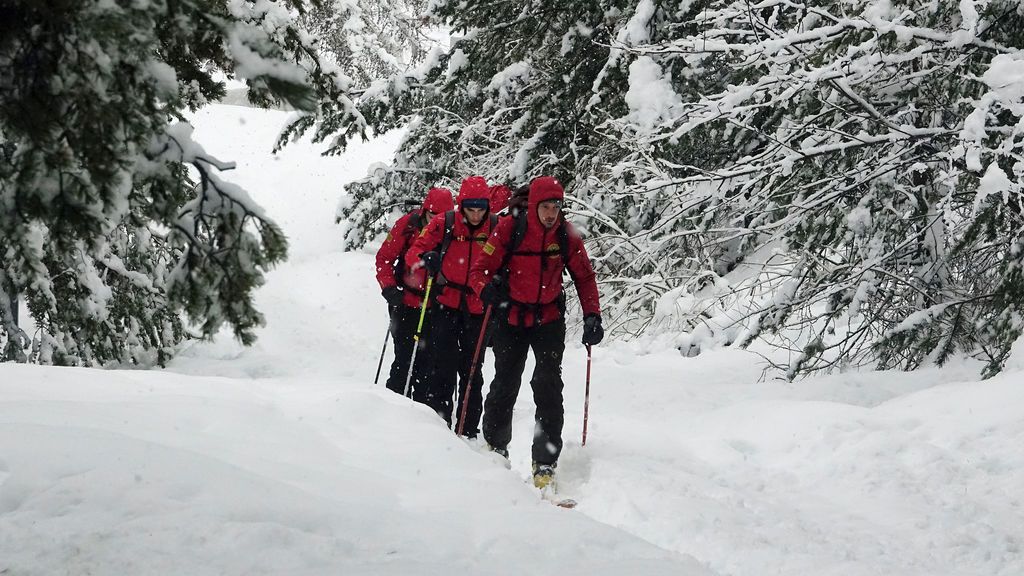 Los voluntarios de Alpine and Speleological Aid escalan una montaña durante un entrenamiento de búsqueda y rescate en Bardonecchia, Italia