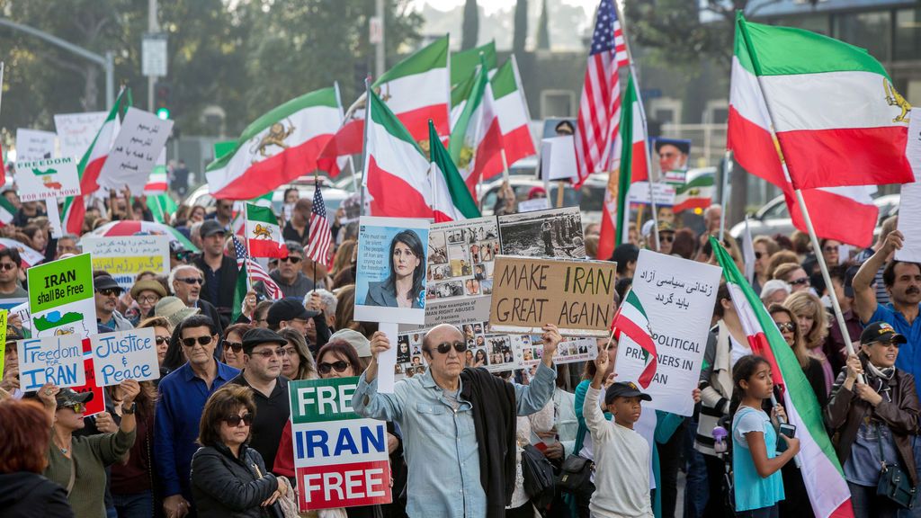 Miles de personas protestan en apoyo de las protestas iraníes contra el gobierno en Los Ángeles, California, EE. UU