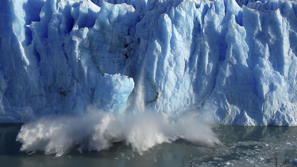 Trozo de hielo desprendiéndose de un glaciar