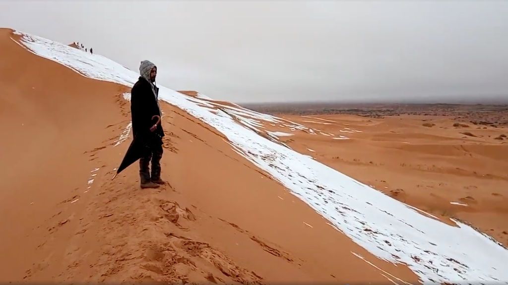 Las dunas del desierto del Sáhara se tiñen de blanco