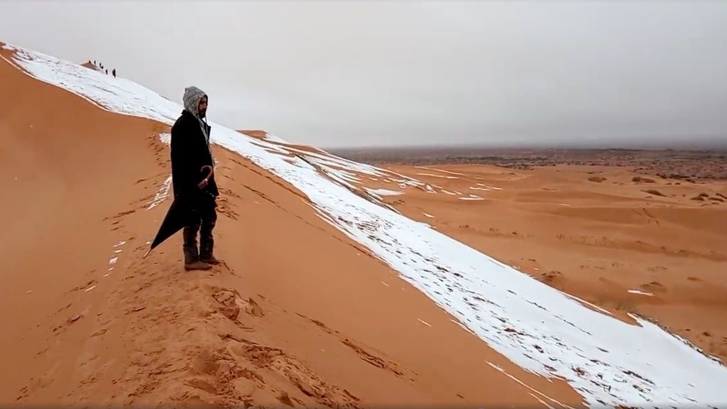 Las dunas del desierto del Sáhara se tiñen de blanco