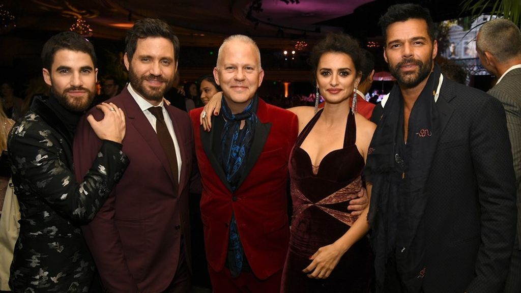 Darren Criss, Edgar Ramírez, Penélope Cruz  y Ricky Martin, protagonistas de 'American crime story', junto al creador de la serie, Ryan Murphy (en el centro de la imagen).