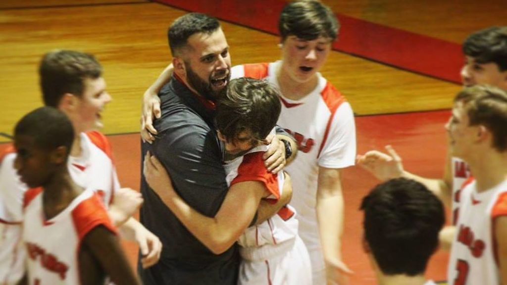 Anota el triple de la victoria en el último segundo una semana después de que su madre falleciera Anota el triple de la victoria en el último segundo una semana después de que su madre falleciera