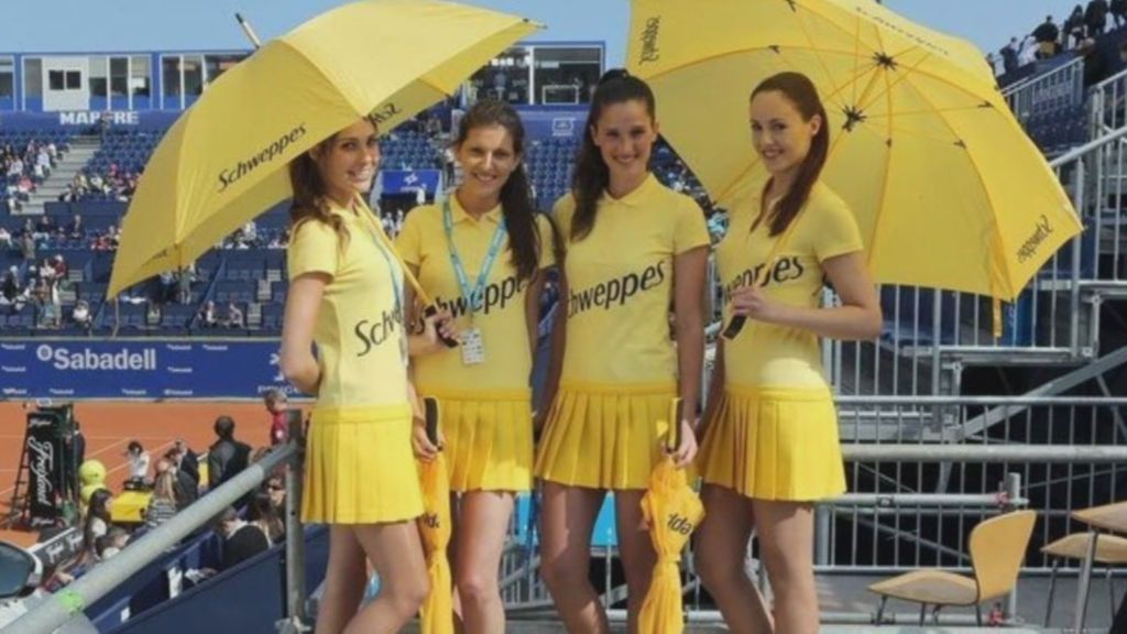 Multa de hasta 187.000 euros por obligar a las azafatas de un torneo a llevar manga corta y minifalda a 10 grados y lloviendo