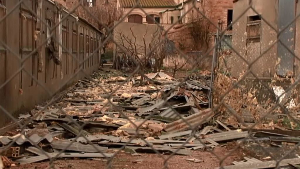 Tejados arrancados y casas sin electricidad: un potente tornado arrasa Gerona