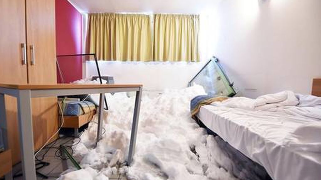 Una avalancha de nieve sepulta varias plantas de un edificio de apartamentos en  Italia