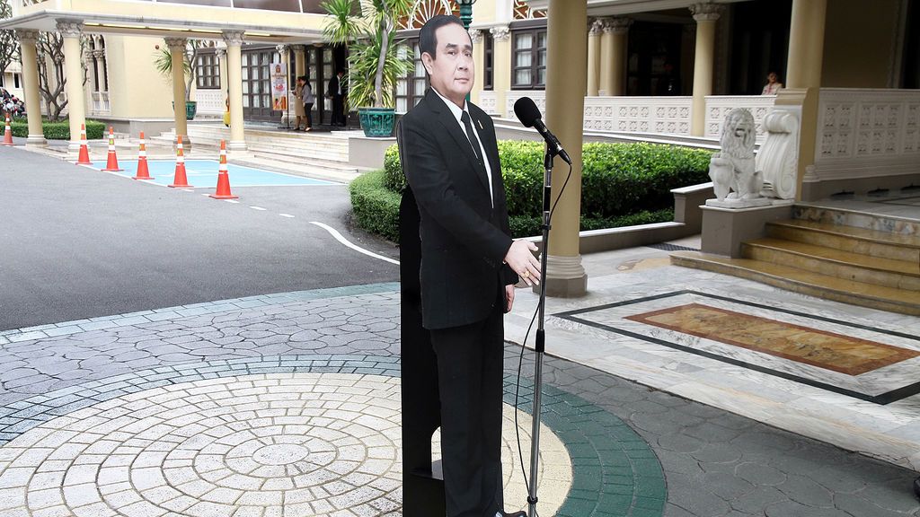 El primer ministro de Tailandia utiliza un doble de cartón para evitar a los medios