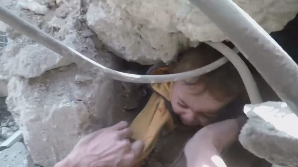 Rescatan a un niño que quedó atrapado entre los escombros de un edificio en Siria