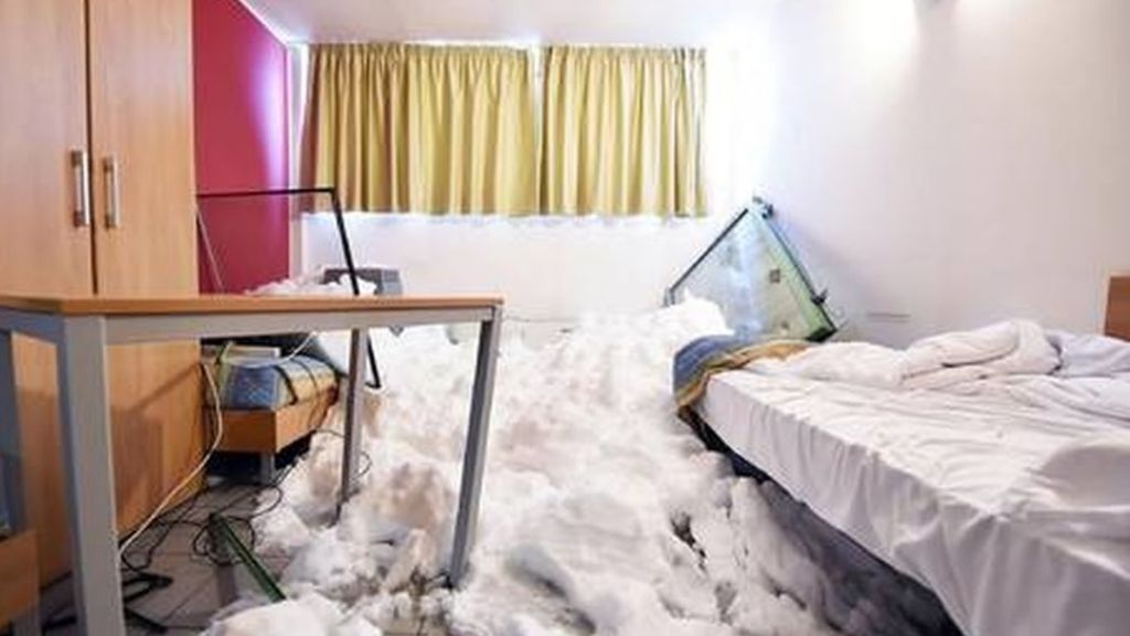 Una avalancha de nieve sepulta varias plantas de un edificio de apartamentos en  Italia