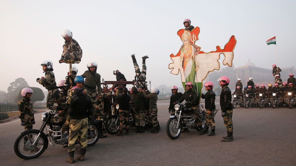 Las soldados de la India en motocicleta "Border Security Force (BSF)" Daredevils " ensayan para el desfile del Día de la República en una fría mañana de invierno en Nueva Delhi, India