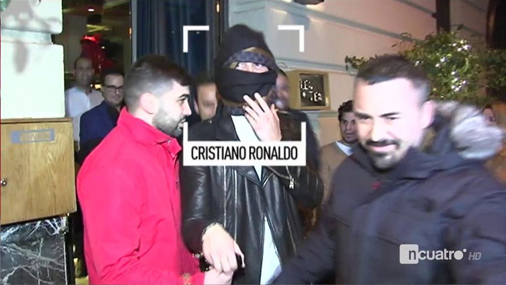 Cristiano Ronaldo se camufla de la prensa al salir de un restaurante de moda en Madrid