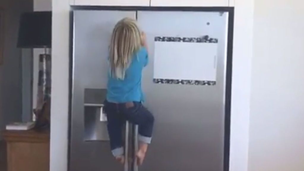 ¡La espectacular escalada del hijo de Elsa Pataky y Chris Hemsworth para llegar al armario del chocolate! ¡La espectacular escalada del hijo de Elsa Pataky y Chris Hemsworth para llegar al armario del chocolate!