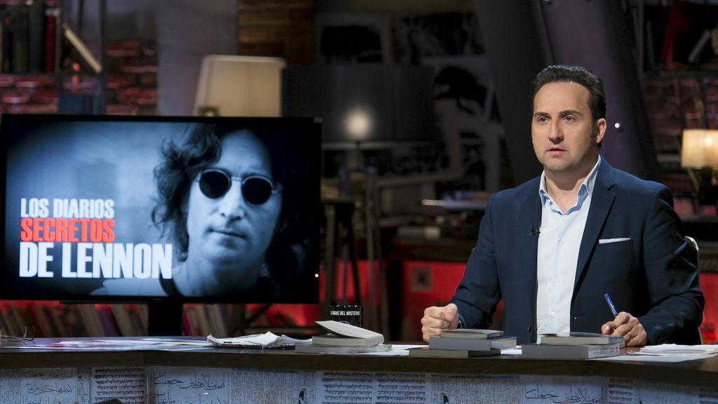 Iker Jiménez, en el especial sobre los diarios de John Lennon de 'Cuarto milenio'.