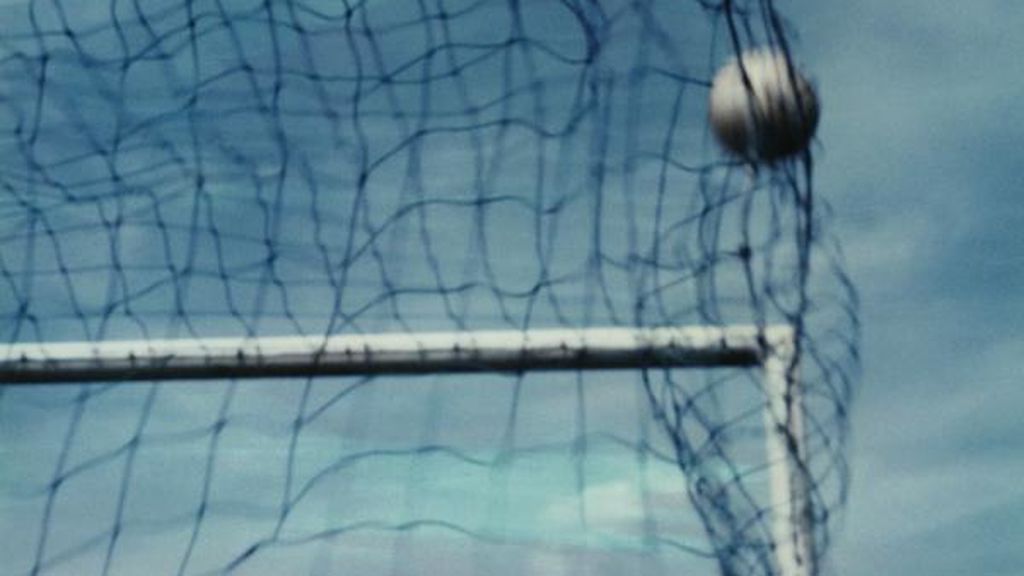 Se parte el riñón tras chocar con un rival contra una portería anexa al campo de fútbol Se parte el riñón tras chocar con un rival contra una portería anexa al campo de fútbol