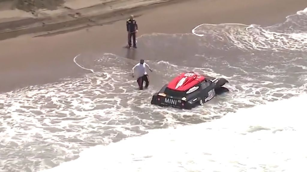 Una ola engulle el coche de Yazeed Al Rajhi en la etapa del Dakar Una ola engulle el coche de Yazeed Al Rajhi en la etapa del Dakar