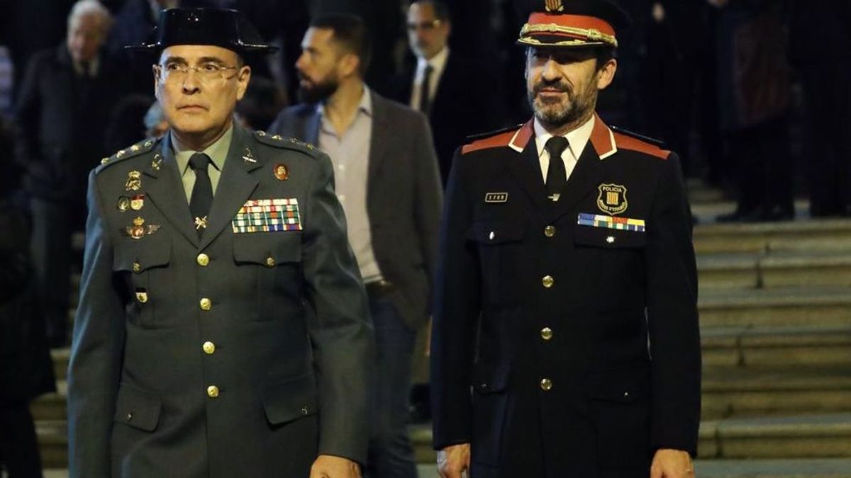 El coronel Pérez de los Cobos junto al nuevo responsable de los Mossos