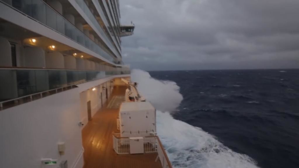 4.000 cruceristas sufren la 'bomba ciclónica' en alta mar
