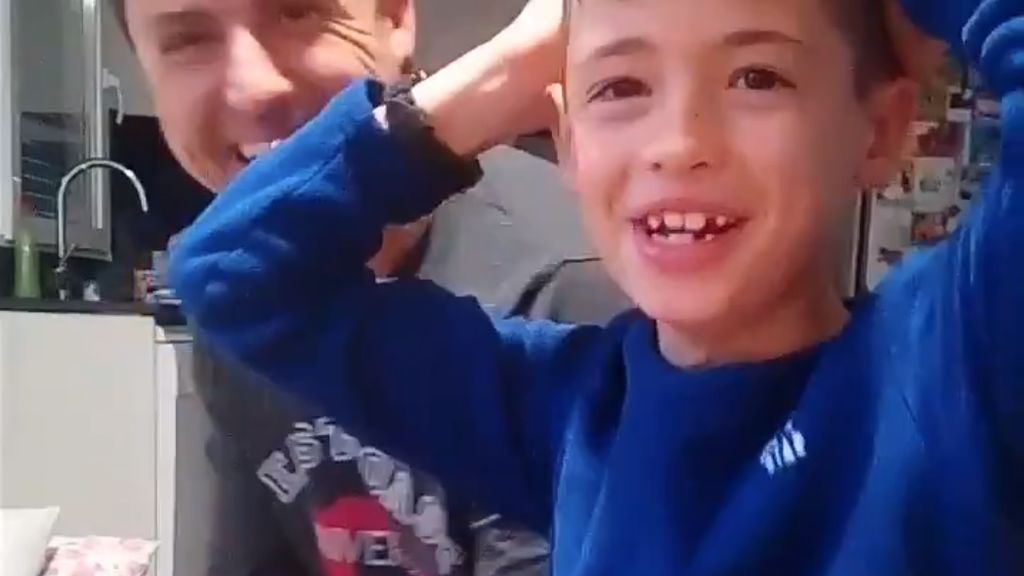 ¡Felicidad en estado puro! La emoción de un niño al recibir el carné de socio del Valencia ¡Felicidad en estado puro! La emoción de un niño al recibir el carné de socio del Valencia