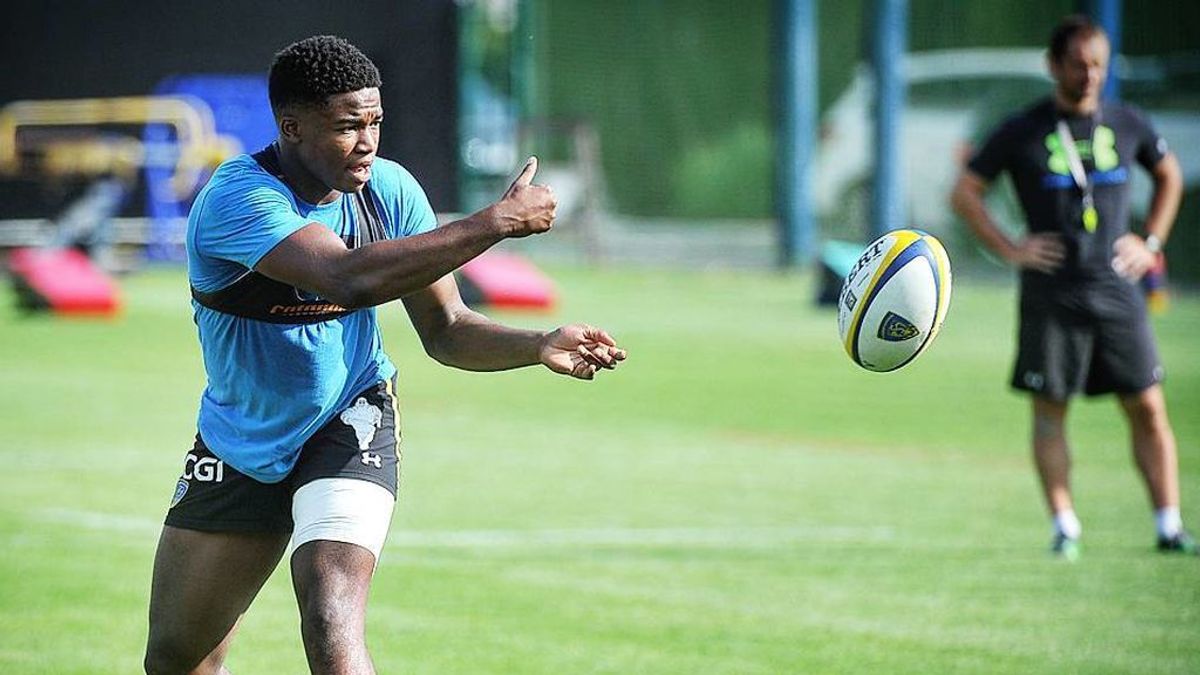 Samu Ezeala, español de 18 años, inconsciente tras un brutal choque en su debut en una de las mejores ligas de rugby del mundo Samu Ezeala, español de 18 años, inconsciente tras un brutal choque en su debut en una de las mejores ligas de rugby del mundo