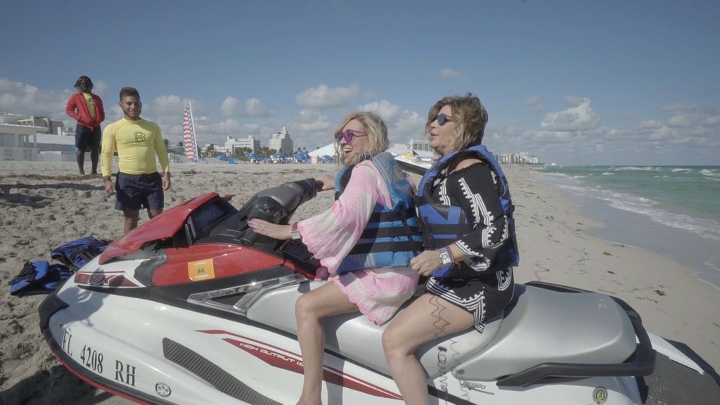 Terelu y Carmen Borrego en moto de agua.